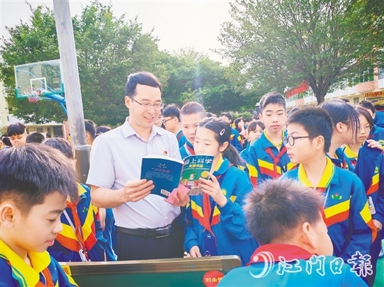 沙坪二小的學(xué)生在“跳蚤書(shū)市”上換到自己喜愛(ài)的書(shū)籍。