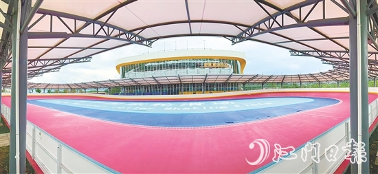 體育公園板塊內(nèi)設(shè)高標(biāo)準(zhǔn)200米輪滑場、1200平方米碗池滑板場、1500平方米街式滑板場，均達(dá)到國家級輪滑和滑板項目比賽場地標(biāo)準(zhǔn)。