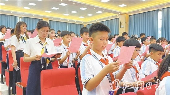 師生齊誦《沁園春·長沙》。