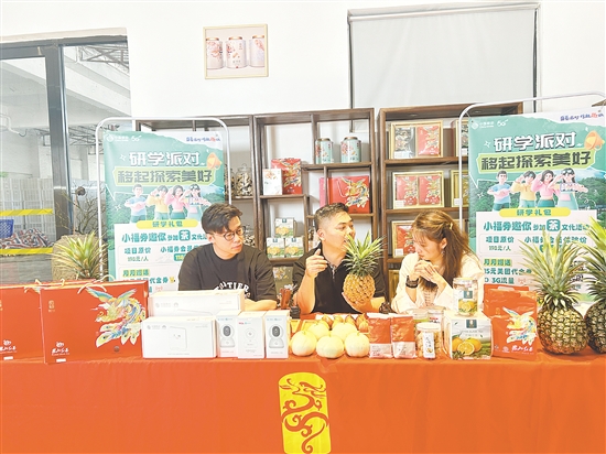 羅家宏（中）在直播帶貨。