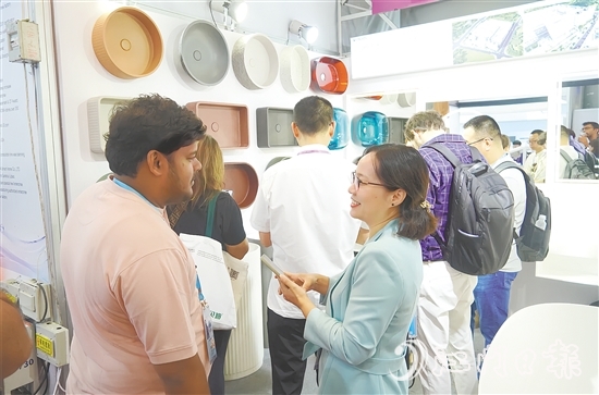 利多邦衛(wèi)浴展位吸引不少客商前來(lái)咨詢交流。