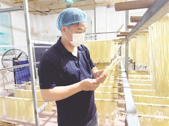 梁潤富在車間查看瀨粉晾曬狀態(tài)。