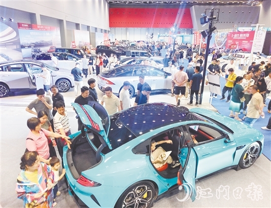 昨日早上，江門五一國(guó)際車展現(xiàn)場(chǎng)人氣旺。郭永樂(lè)