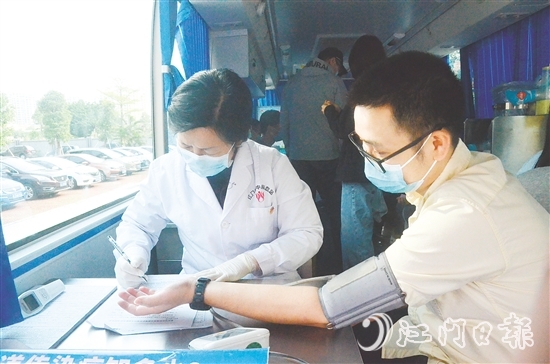 江門(mén)青年積極參與無(wú)償獻(xiàn)血。