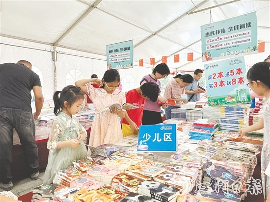 全民閱讀圖書文化活動(dòng)中，大人小孩共享閱讀樂趣。