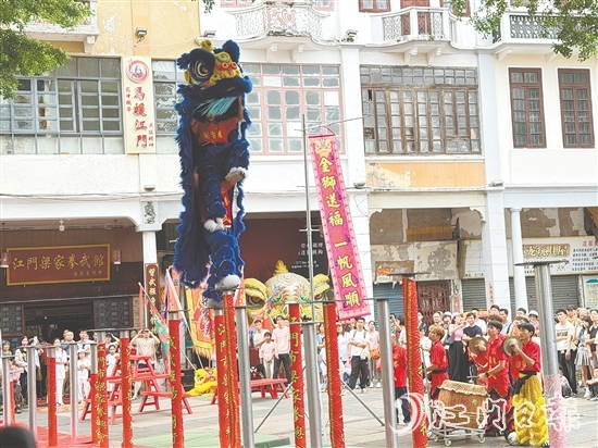 青年廣場上，15支精銳獅隊(duì)展開精彩比拼。