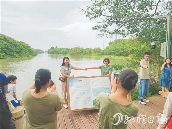 游客紛紛與“鳥的天堂”合影。