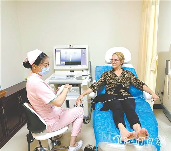 從未接觸傳統(tǒng)中醫(yī)的外國人在健康管理僑胞之家沉浸式體驗中醫(yī)“治未病”。