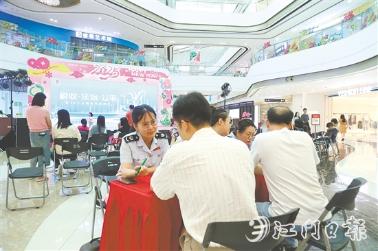 稅務干部為市民“一對一”解答疑問。