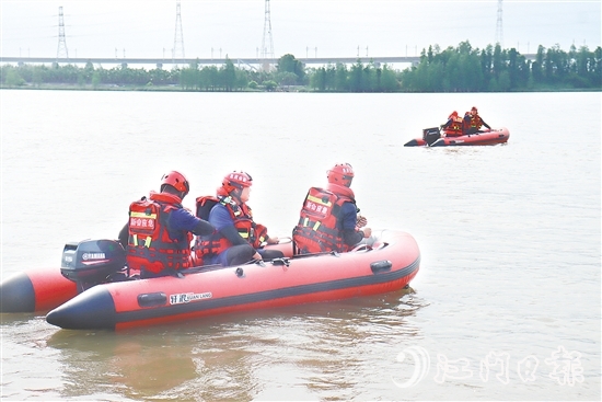救援人員采用動(dòng)力橡皮艇救援等方式迅速營(yíng)救“落水者”。