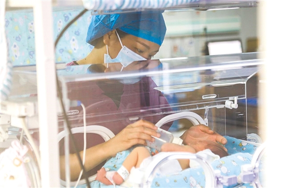 這是一雙小心翼翼的手。在江門市婦幼保健院新生兒科，護(hù)士李麗婷化身臨時(shí)“奶媽”，手持奶瓶給早產(chǎn)兒喂奶。她時(shí)而調(diào)整奶瓶角度，時(shí)而放緩速度，用耐心與愛心為小生命構(gòu)筑溫暖港灣，陪伴他們跨越成長(zhǎng)路上最初的難關(guān)。