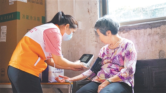 這是一雙不辭辛勞的手。江門市中心醫(yī)院蓬江分院環(huán)市街道社區(qū)衛(wèi)生服務(wù)中心護(hù)士劉娟冒雨上門，為基層群眾測(cè)量血壓、送藥，開展常規(guī)檢查和日常健康指導(dǎo)，將關(guān)懷與專業(yè)送進(jìn)千家萬(wàn)戶。