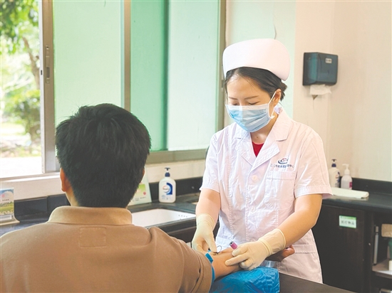 這是一雙肩負(fù)重托的手。在江門市疾控中心抽血室，防艾護(hù)士手持采血器具，給來(lái)訪者做抽血檢測(cè)。每一次嚴(yán)謹(jǐn)操作的背后，承載的是阻斷病毒傳播，守護(hù)公眾健康的堅(jiān)實(shí)希望。