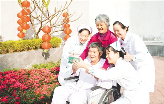 這是一雙溫暖相伴的手?！盀槟拈_心而開心”，江門市人民醫(yī)院泌尿外科護(hù)理團(tuán)隊(duì)與即將康復(fù)出院的患者及家屬定格美好瞬間。快門按下的瞬間，醫(yī)患笑容燦爛如新春暖陽(yáng)，也留存了一段溫暖的珍貴記憶。（何潔蘭