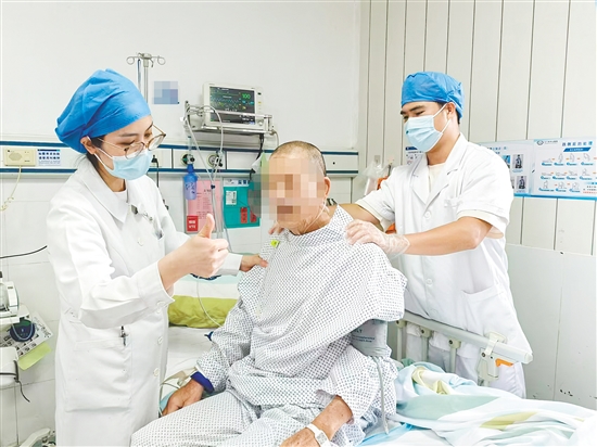 江門市中心醫(yī)院護(hù)理團(tuán)隊(duì)為患者進(jìn)行肺康復(fù)鍛煉。