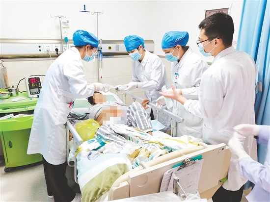 江門市中心醫(yī)院護(hù)理團(tuán)隊(duì)為患者進(jìn)行傷口負(fù)壓治療。