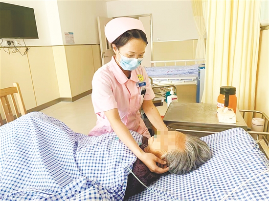 馮嘉穎查看患者的情況。