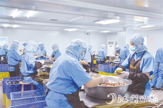 近期，在恩平龍盛粽鄉(xiāng)園內(nèi)，工人們加班加點(diǎn)趕訂單。