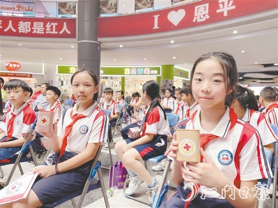 恩平市紅十字會(huì)與馮如小學(xué)共同試點(diǎn)發(fā)起“愛(ài)心存錢(qián)罐”公益活動(dòng)。