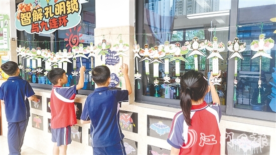 學(xué)生在有趣的環(huán)境中學(xué)習(xí)數(shù)學(xué)知識(shí)。