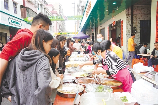 月山“三點(diǎn)三”小吃街內(nèi)人流如織，熱鬧非凡。