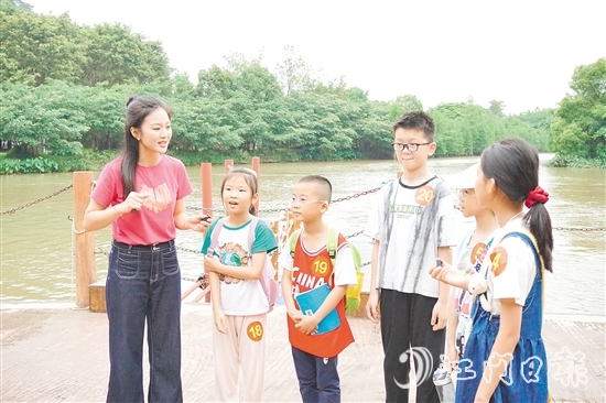 活動(dòng)通過聽講解、看實(shí)景、做實(shí)踐等互動(dòng)方式，讓孩子們沉浸式學(xué)習(xí)課本知識(shí)。