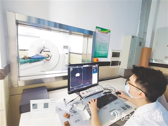 崖門(mén)鎮(zhèn)衛(wèi)生院使用新設(shè)備為患者檢查身體。