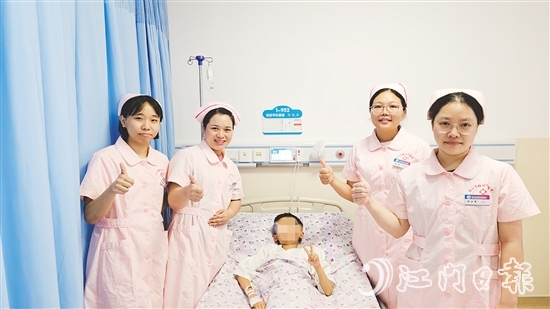 臺山市婦幼保健院綜合科護理團隊為兒童患者加油打氣。