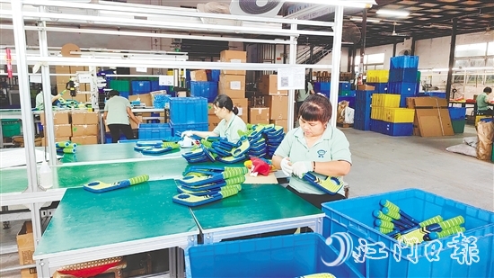 在昌輝玩具的車間，工人們忙碌有序地趕制訂單產(chǎn)品。