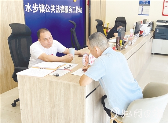 方健達(dá)（左）為群眾普及法律知識(shí)。