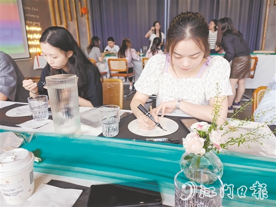 農業(yè)銀行江門分行組織青年員工制作漆扇。