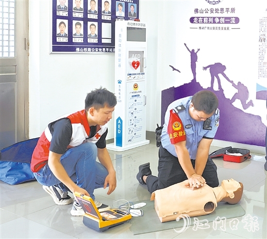 培訓(xùn)師講解自動(dòng)體外除顫儀（AED）使用方法時(shí)，參訓(xùn)人員利用人體模型和訓(xùn)練機(jī)反復(fù)練習(xí)。