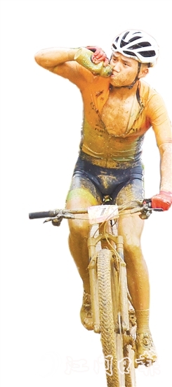 測(cè)試賽中，高難度賽道讓選手成了“小泥人”。