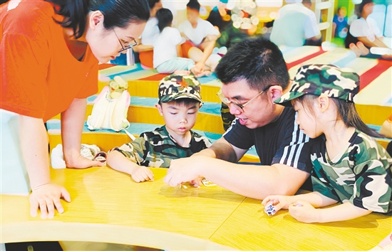 活動中，親子共同拼接軍事武器小拼圖。