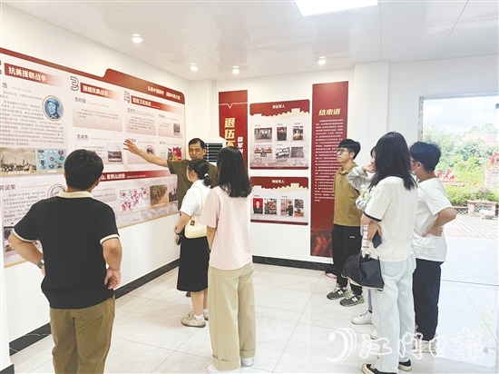 青年了解當(dāng)年知青到下麗村與村民同吃同住同勞動(dòng)的歲月。