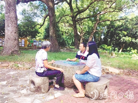 人大代表認真聽取群眾建議。