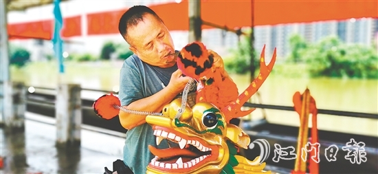 杜澄龍舟活動(dòng)完整保留著農(nóng)歷四月初八“轉(zhuǎn)龍頭”、五月初一“旺龍日”等古禮。圖為村民在“旺龍日”前整理龍頭龍棗。