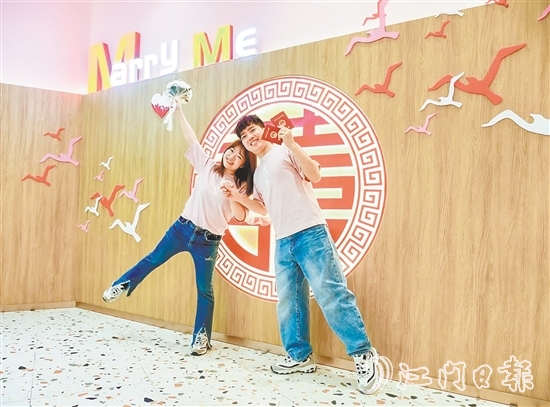 江海區(qū)婚姻登記處布置了溫馨浪漫的氛圍，吸引新人打卡留念。劉瓊
