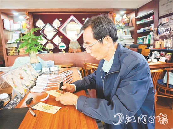 廖惠林使用電烙筆繪制葵藝書簽。