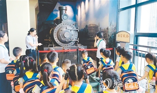 學(xué)校組織學(xué)生走進(jìn)臺山市博物館，通過實(shí)地參觀和互動體驗(yàn)，更加深入地了解家鄉(xiāng)歷史文化。