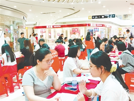 臺(tái)山市構(gòu)建“驛站+市場+企業(yè)”三位一體服務(wù)模式，通過定期舉辦專場招聘會(huì)、開發(fā)零工即時(shí)對接平臺(tái)、建立重點(diǎn)企業(yè)用工聯(lián)盟，實(shí)現(xiàn)就業(yè)服務(wù)24小時(shí)“不打烊”。