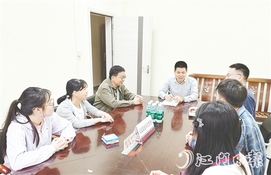 吳文彪（中）整合各方力量資源，努力化解矛盾糾紛。