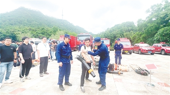 實戰(zhàn)演練中，專業(yè)人員現(xiàn)場教學(xué)，詳細(xì)講解防滅火設(shè)備的使用要點(diǎn)。