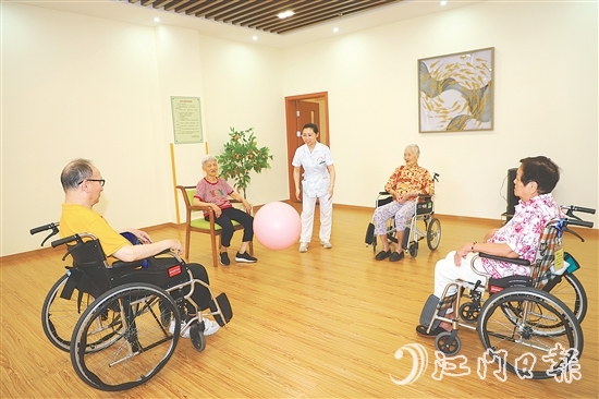 新會區(qū)養(yǎng)老中心定期安排活動，讓入住長者的晚年生活過得充實而有趣。