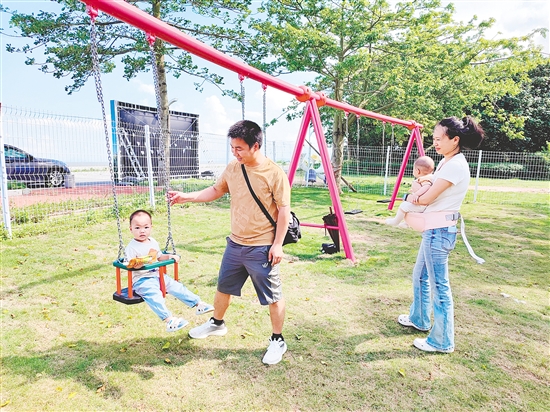 不少家長帶著孩子來碧海銀湖精靈鳥兒童樂園游玩。