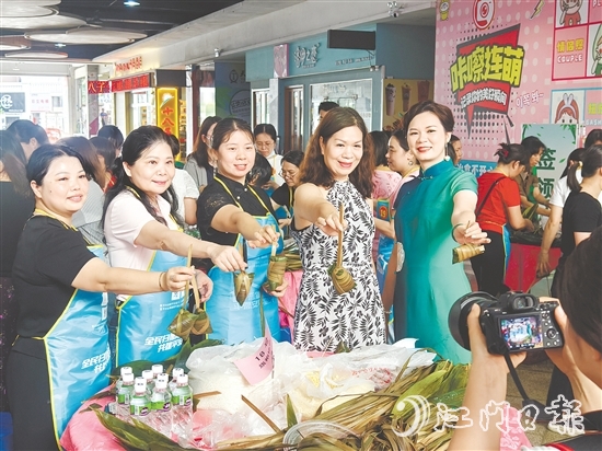 恩平市舉辦慈善包粽活動，這是這座“感恩之城”一年一度的溫情盛會。