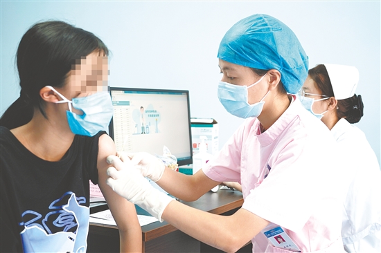 醫(yī)護人員為適齡女生接種HPV疫苗。