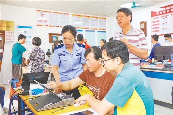 活動(dòng)為群眾提供“現(xiàn)場(chǎng)拍照+當(dāng)場(chǎng)辦證”“一站式”辦理便民服務(wù)。