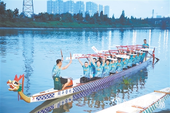 開平河道上吶喊聲此起彼伏，各村龍舟隊正緊鑼密鼓備戰(zhàn)訓練。
