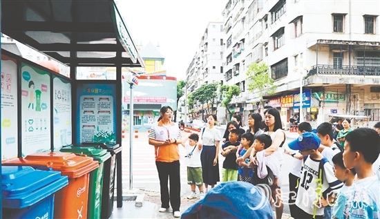 親子家庭深入了解開平生活垃圾處理從單一填埋到分類處理的發(fā)展歷程。